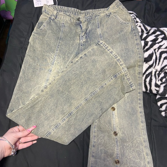 Graphic Design Alternative Jeans - Picture 5 of 6